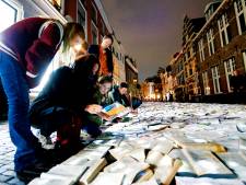 Rivier van 11.000 verlichte boeken stroomt door Utrechtse binnenstad