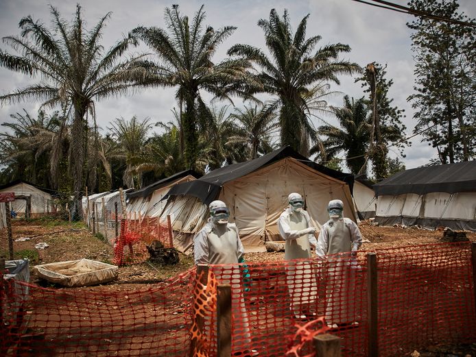 Een medisch team in een verzorgingscentrum voor ebolapatiënten.