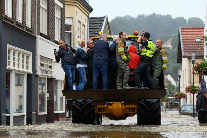 Mensen werden vanochtend op de voorlader van een trekker geëvacueerd in Valkenburg.