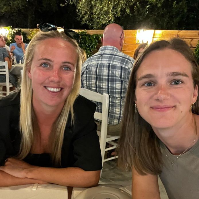 Beth Mead and Vivianne Miedema on vacation in Zakynthos.
