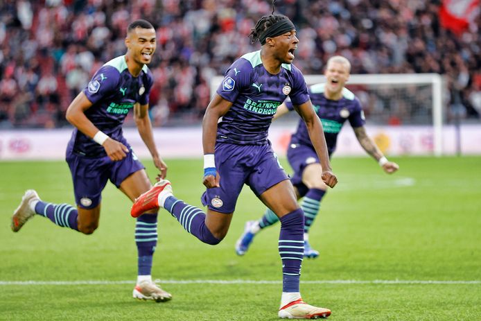 Cody Gakpo, Noni Madueke en Philipp Max zijn blij nadat PSV heeft gescoord in Amsterdam.