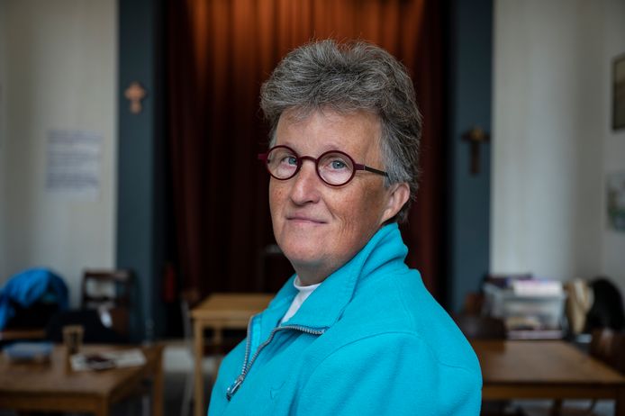 Straatpastor Lucy Geertman in de Titus Brandsma Kapel aan de Kroonstraat.