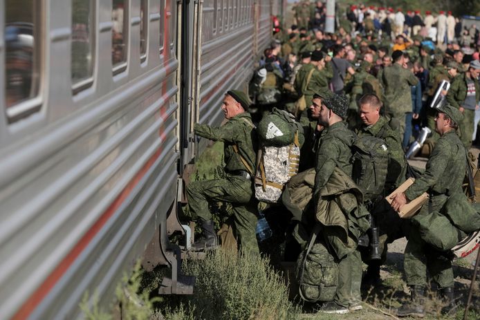 Russische rekruten stappen op een trein in Prudboi in het kader van de gedeeltelijke mobilisatie die Russisch president Vladimir Poetin heeft afgekondigd.