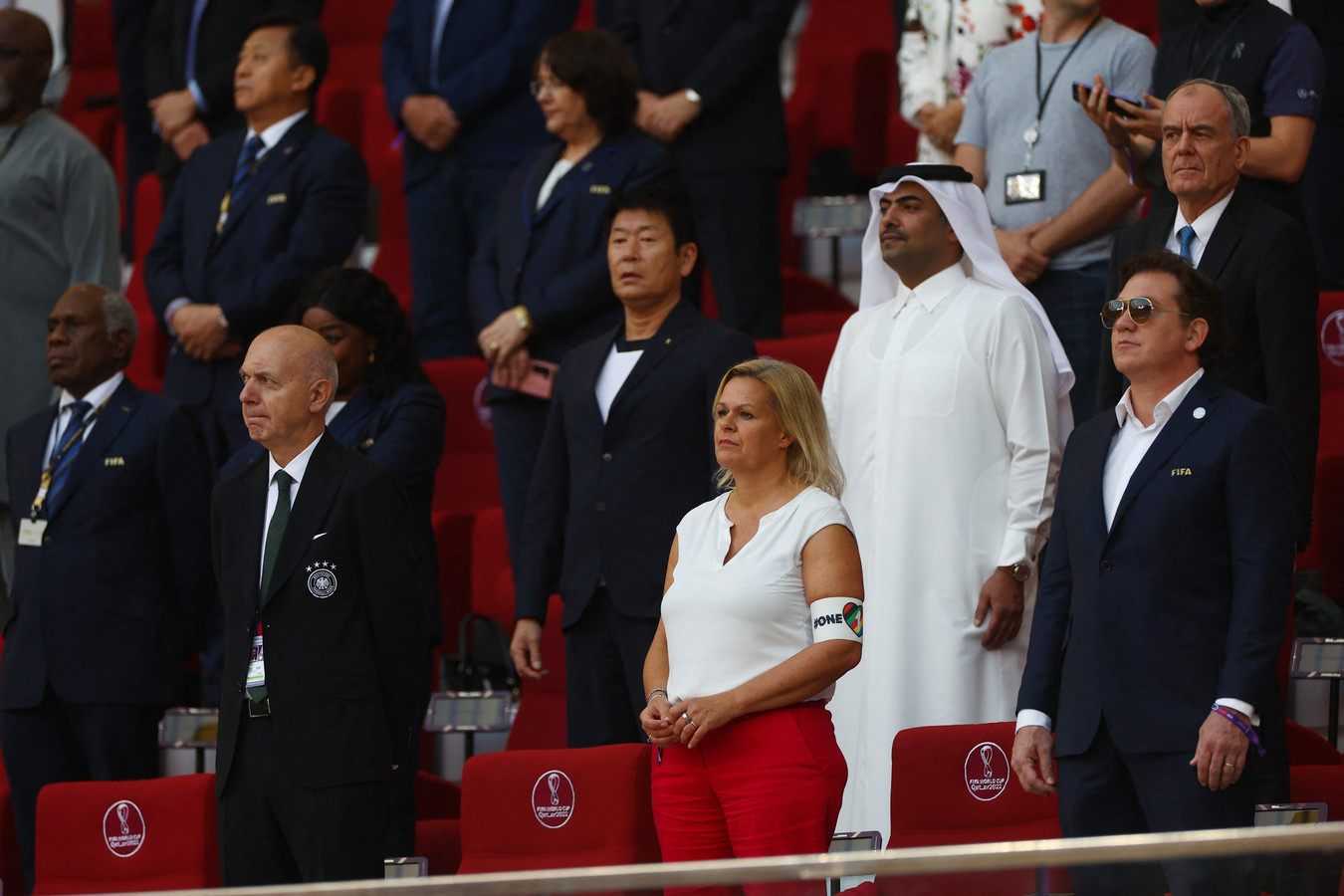 De Duitse minister Nancy Faeser draagt een OneLove armband op een tribune met onder meer Qatarese officials tijdens de WK Voetbal wedstrijd Duitsland - Japan. Foto Reuters
