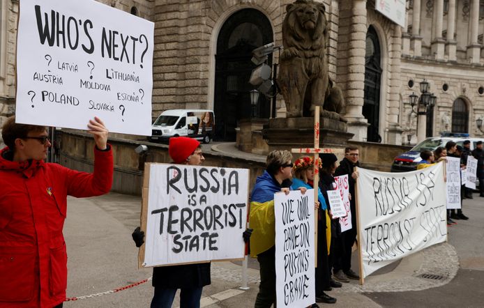 Demonstranten staan buiten de Hofburg terwijl een parlementaire vergadering van de Organisatie voor Veiligheid en Samenwerking in Europa (OVSE) plaatsvindt in Wenen, Oostenrijk.