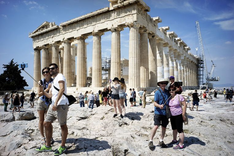 Toeristen bij de Akropolis in Athene (archiefbeeld). Beeld BESTPIX 