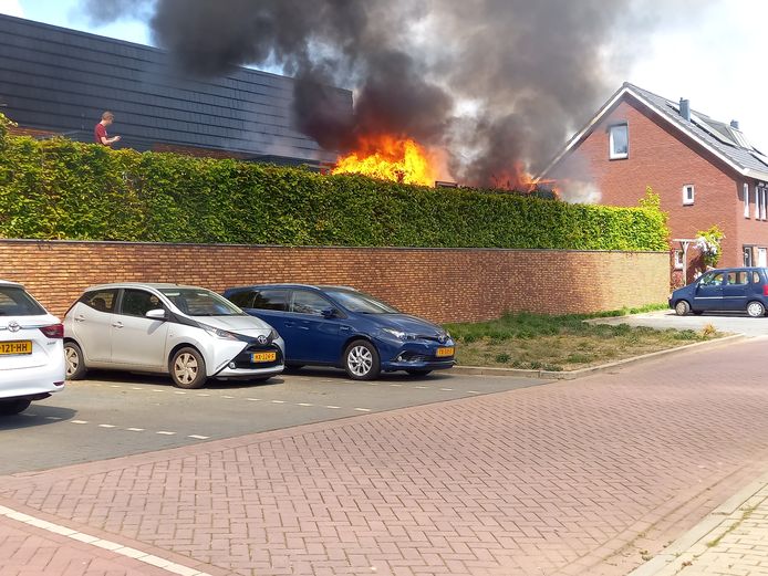 De vlammen slaan uit de daken van de schuurtjes. Een woning werd ook door de brand in de Zuringstraat in Groesbeek getroffen.