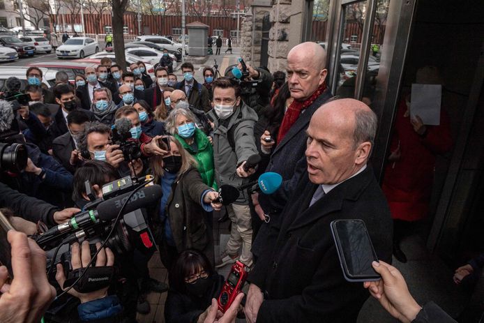 Jim Nickel, zaakgelastigde van de Canadese ambassade in Peking, spreekt de media toe.