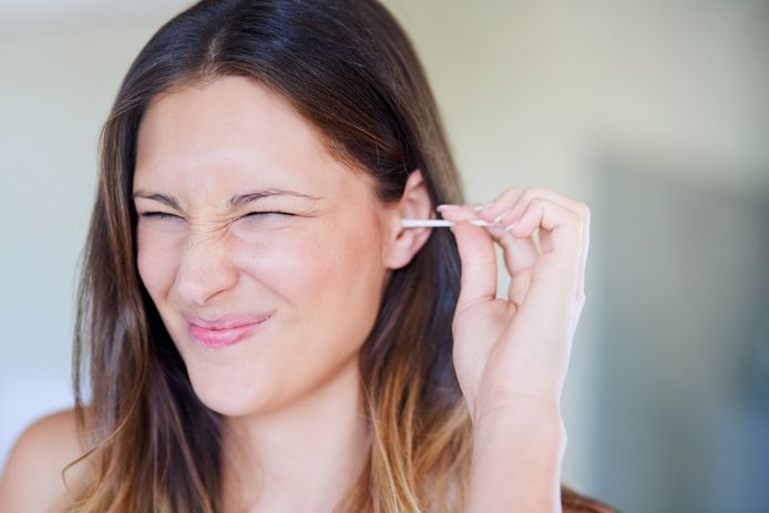Maak je je oren proper met een wattenstaafje, oorspuit, - lepeltje, canule of zelfs een digitale oorreiniger met camera? Nko-arts bespreekt het nut en de risico’s van een arsenaal aan hulpmiddelen voor schonere oren.