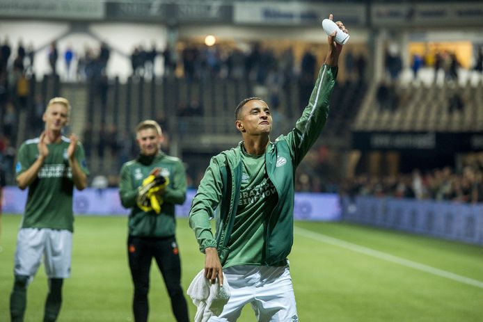 Mo Ihattaren is na afloop van Heracles Almelo-PSV blij met zijn goal en viert dat met de Eindhovense uitsupporters.