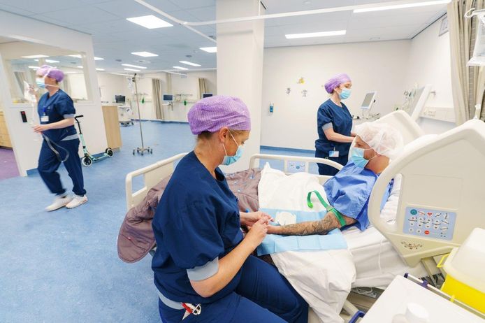 In het nieuwe OK-complex van Rijnstate gaan patiënten na de ontvangstruimte naar de ‘holding’, waar ze hun operatiekleding aankrijgen, op bed gaan liggen en een infuus wordt aangelegd.
