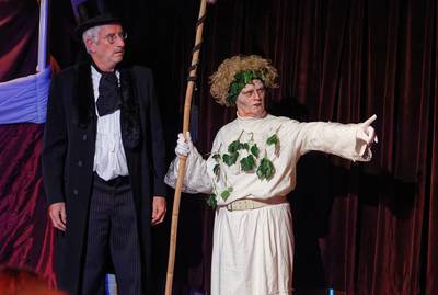 In sneltreinvaart van harteloze vrek naar gulle mensenvriend: Dickens’ Scrooge overtuigt ook in een 
