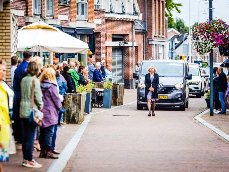 Honderden mensen vormen erehaag voor de winkel van overleden bloemenman Edwin Stijl (55)