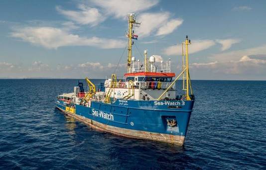 De onder Nederlandse vlag varende Sea-Watch 3 redde de 32 migranten zaterdag van de verdrinkingsdood.