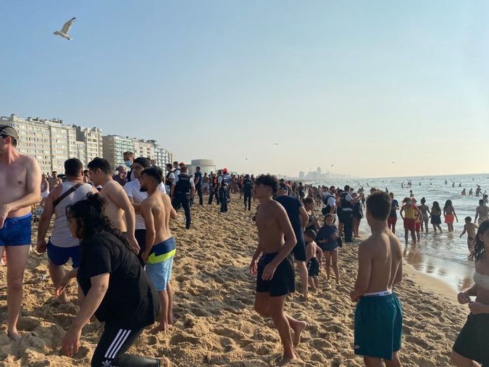 De politie handhaaft de rust op het strand.