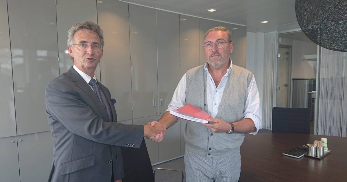 Schuurman overhandigt krabbels van het halve dorp voor verplaatsen container Macharen