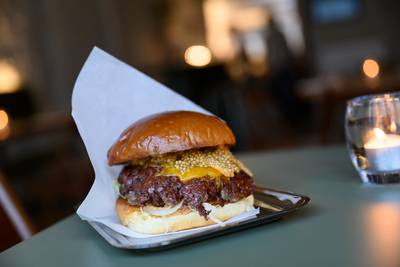 Vrijdag hamburgerdag: wat is een ‘smashed’ burger? En hoe maak je ze zelf? “Zowel sappig als enorm krokant”