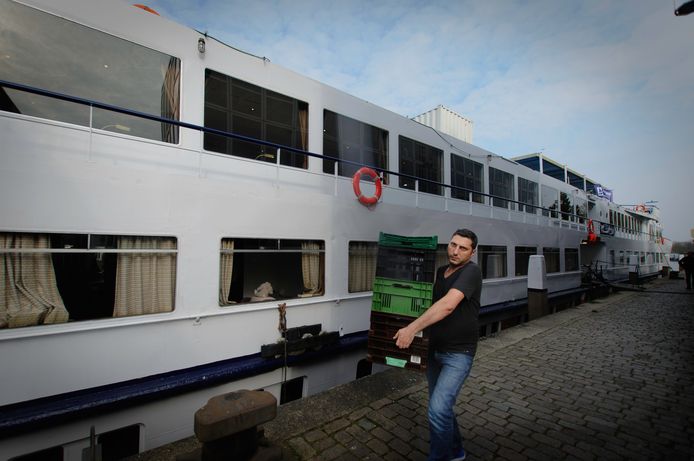 De boot waarop vluchtelingen worden opgevangen aan de Wantijkade in Dordrecht.