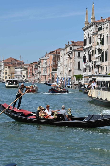 Smartphone, téléviseurs et scooters: les surprenantes découvertes des plongeurs qui nettoient les canaux de Venise