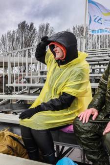 Gerhard (83) en Gerda (56) zitten uren op eerste rang om naar zinken van tunnel te kijken: ‘Vind ‘t machtig’
