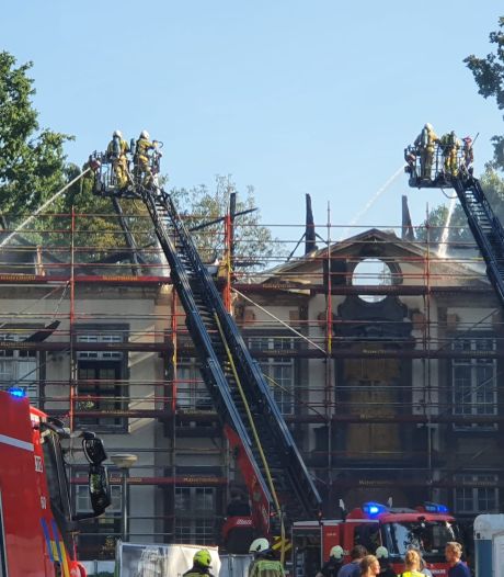 Brandweer blijft hele nacht paraat voor brand in kasteel Boekenberg