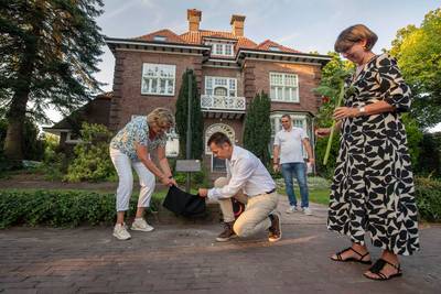 Vermoorde burgemeesters geëerd met struikelsteen voor hun huis; ‘Een gitzwarte dag in de geschiedeni