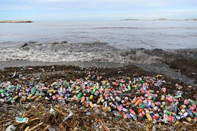Straten en kustlijn van Marseille bezaaid met afval na staking vuilnisophalers en zware regenval