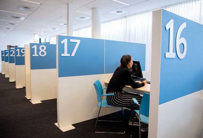 Een jonge werkzoekende in gesprek bij een UWV-loket.