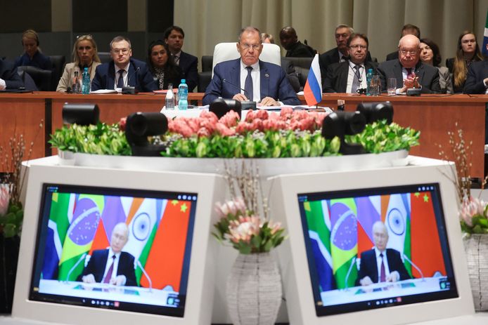 Vladimir Poetin neemt deel aan de Brics-top op afstand, terwijl zijn minister van Buitenlandse Zaken Sergej Lavrov dat in persona doet.