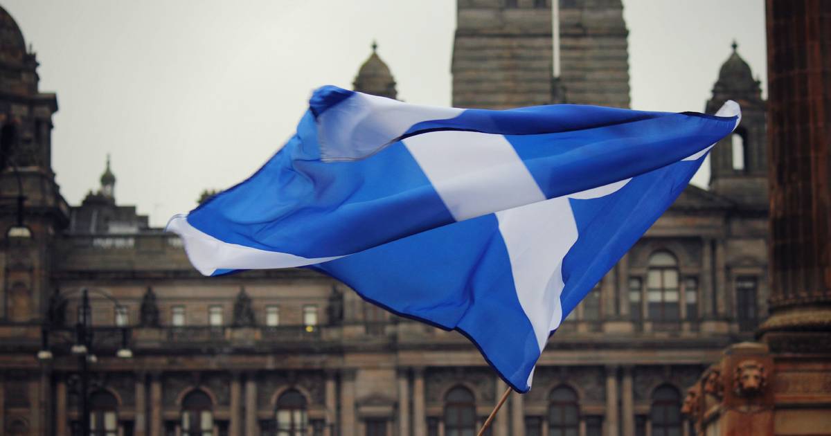 (Attempt) Scots form a ‘Freedom Chain’ for an independent Scotland |  outside