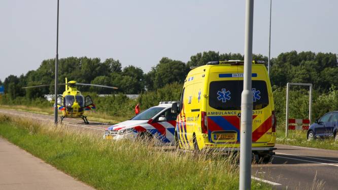 Meisje (14) op fiets raakt zwaargewond bij botsing met auto in Made, met traumahelikopter naar ziekenhuis