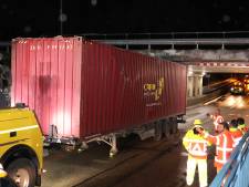 Weg weer vrij nadat opnieuw truck klem zat onder berucht viaduct Waalwijk, ook twee ongelukken op A59 even verderop
