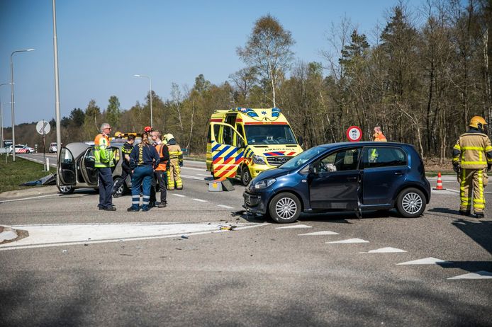 Bij een ongeluk op de Arnhemseweg bij Beekbergen vielen twee gewonden.