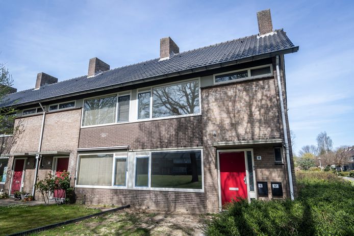 Grote eengezinswoningen splitsen om meer kleine huishoudens te kunnen helpen, komt steeds vaker voor. In Eindhoven is onlangs gestart met het ombouwen van huizen zoals deze jaren 60-woning.