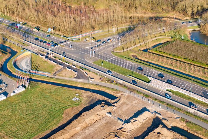 Op de Laagravenseweg in Nieuwegein is de aanleg begonnen van een nieuwe toegangsweg naar industrieterrein Laagraven. Discussiepunt is echter nog de rol van de fietser in het verkeer.