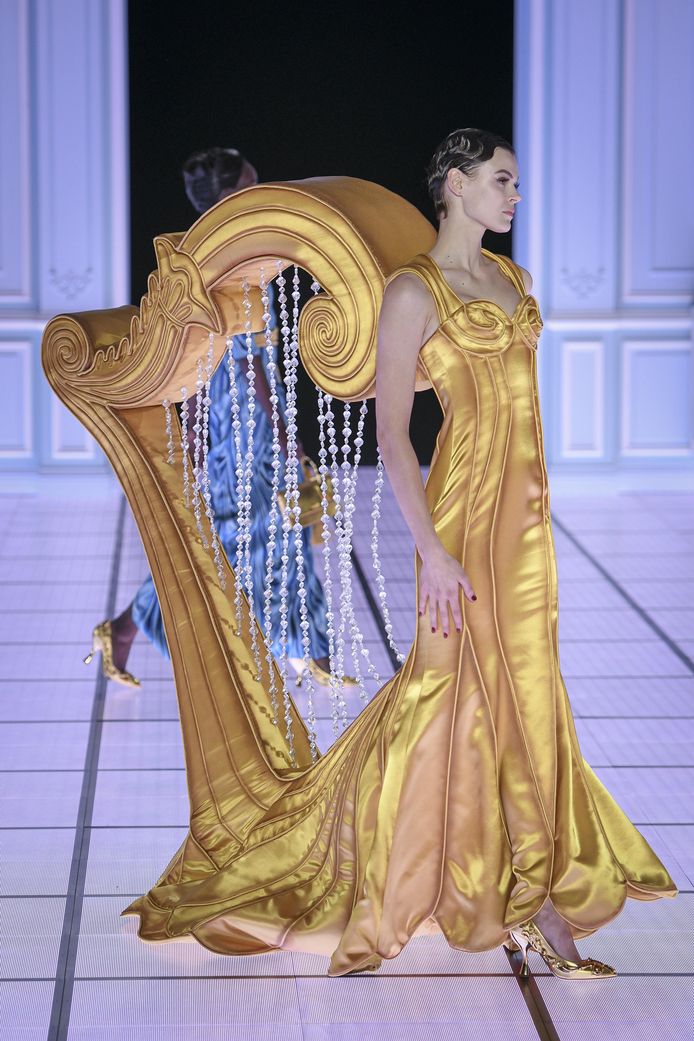 Sfilata Moschino durante la Milano Fashion Week.