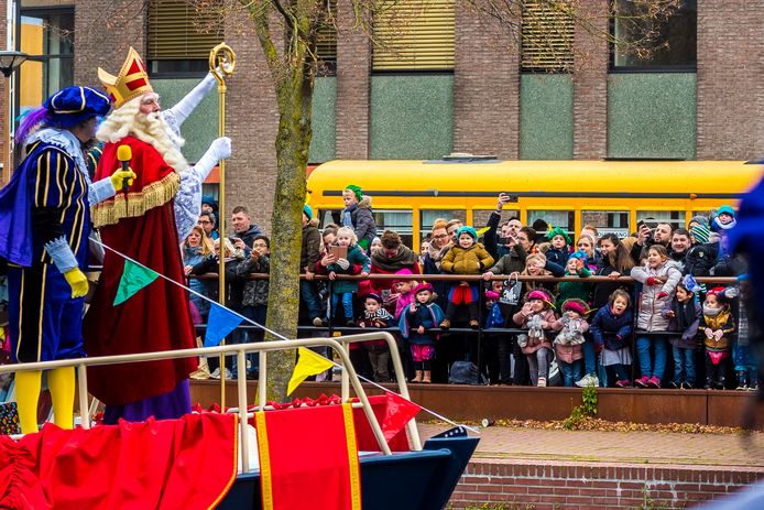 De intocht van Sinterklaas per boot in de Almelose stadshaven met veel publiek op de kades, zoals twee jaar geleden, kan niet volgens de regels.