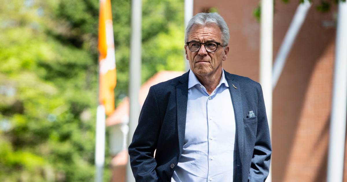 Knvb Director Gudde Just Goes To Alkmaar To Hand Out Scale To Cambuur Dutch Football Netherlands News Live