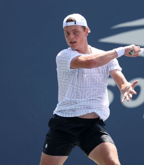 Tim van Rijthoven overleeft zeven matchpoints en knokt zich in vijfsetter naar tweede ronde US Open