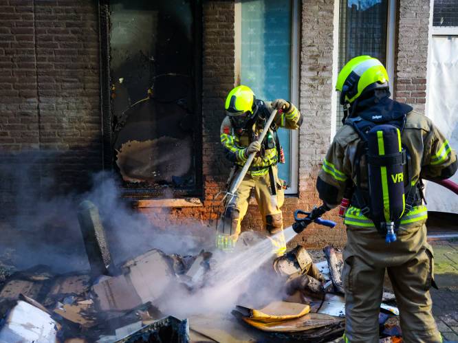Woningen ontruimd wegens brand in afvalcontainer, politie vermoedt brandstichting