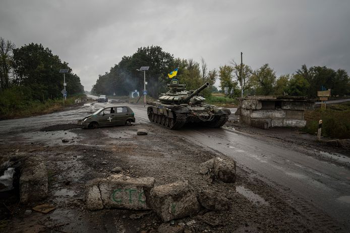 Een Oekraïense tank rijdt voorbij een voormalig Russisch checkpoint in een heroverd gebied in Izjoem. Beeld van 16 september.