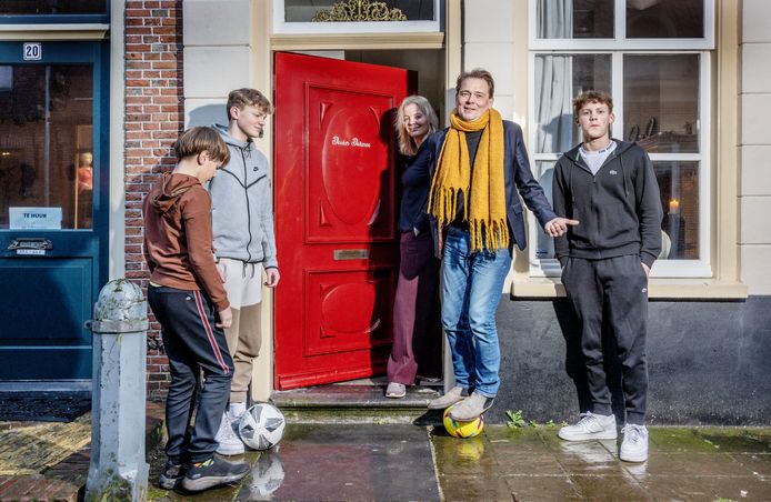 De familie Donker Dohmen. V.l.n.r. Stas (11), Alosja (14), Sandra Donker (54), Jean Dohmen (54) en Tip (15).