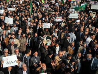 Tienduizenden betogers steunen regime in Iran