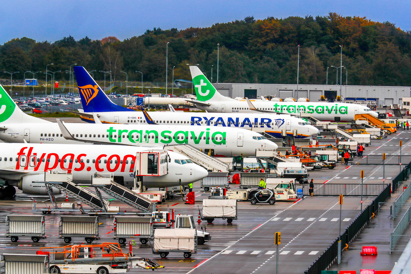 Beeld uit oktober vorig jaar: vliegtuigen staan klaar op Eindhoven Airport om passagiers naar allerlei zonnige en culturele bestemmingen te brengen.