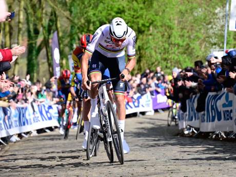Mathieu van der Poel berust in tweede plek in Gent-Wevelgem: ‘Ik had weinig vertrouwen in de sprint’