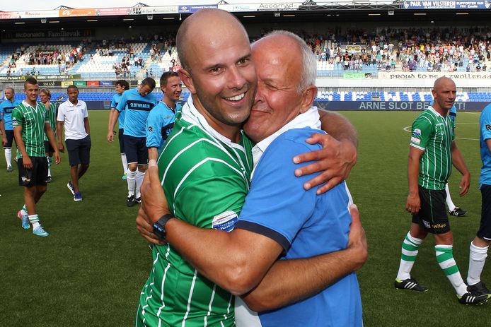 Arne Slot neemt afscheid met een trotse vader in zijn armen. Martijn Kleingeerts