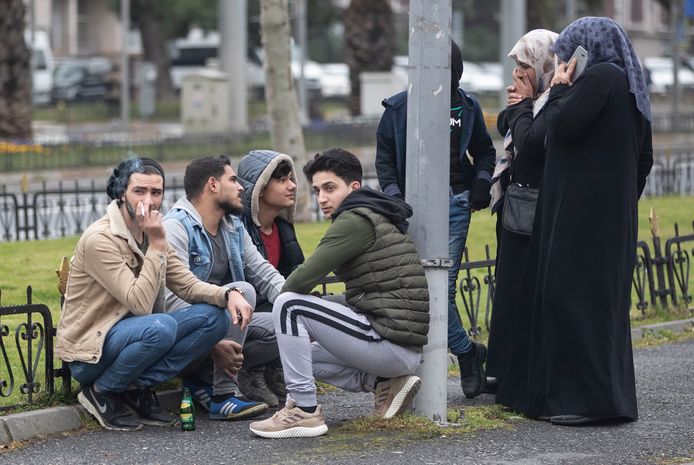 Syrische vluchtelingen wachten op de bus om naar de grens te reizen.