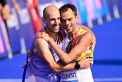 LIVE PARALYMPIC GAMES. Golden Bayekula and Devos carry flag during closing ceremony, last Belgian Clobert cannot pull off stunt