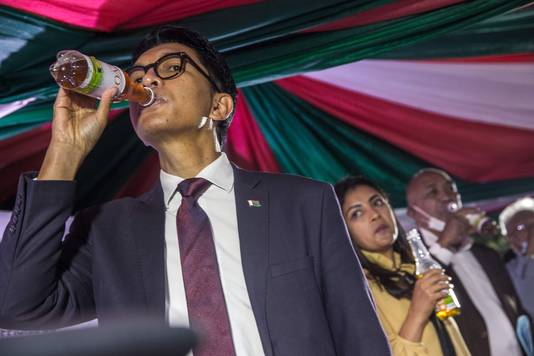 President Andry Rajoelina, al drinkend van de 'Covid Organics-wonderthee'.