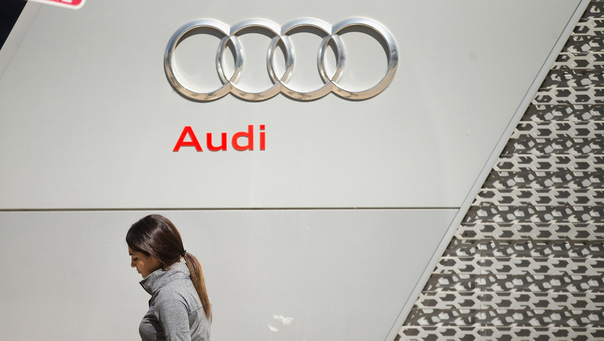 Een vrouw loopt bij een Audi-dealer in Chicago. Beeld getty